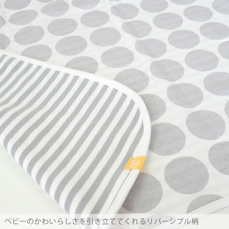 ベビーのかわいらしさを引き立ててくれるリバーシブル柄