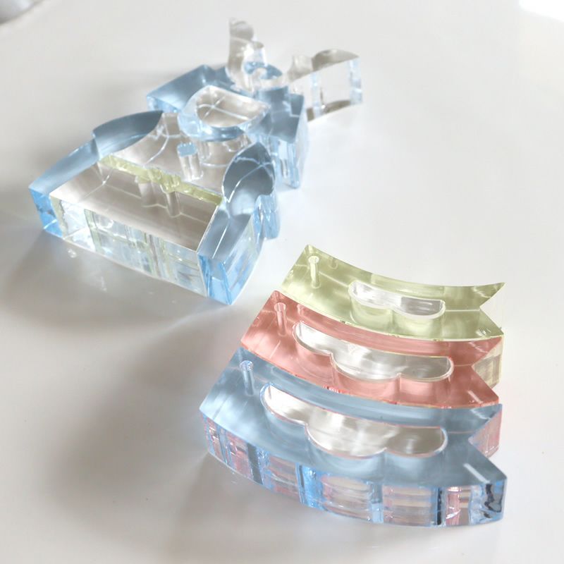 宝石みたいに輝くアクリル五月人形